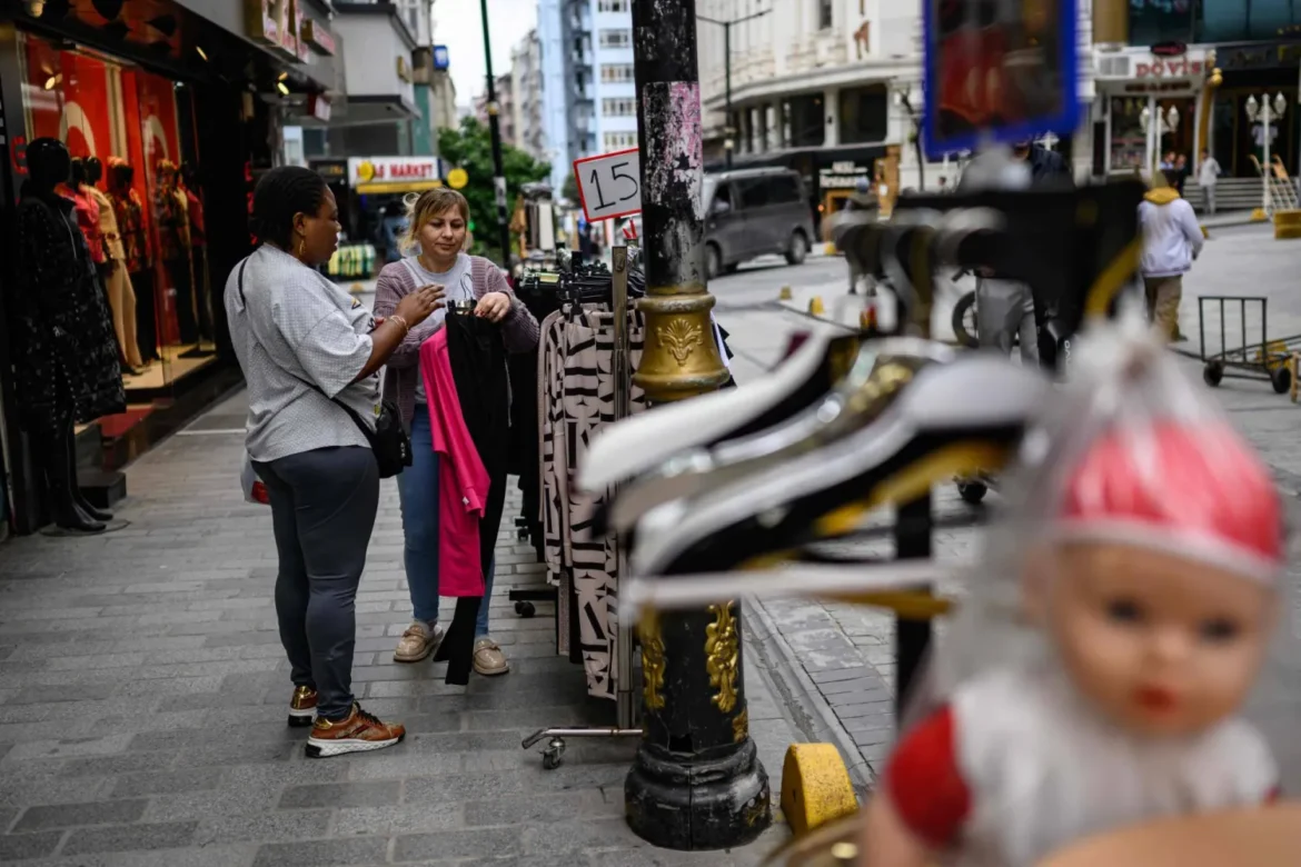 متسوقون في إحدى الأسواق الشعبية للملابس في إسطنبول (أ.ف.ب)